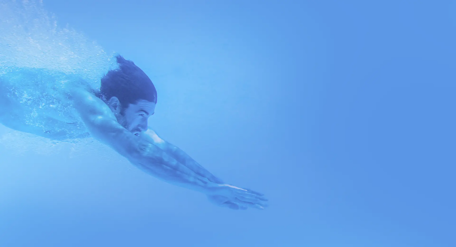 Mann taucht im tiefen Wasser